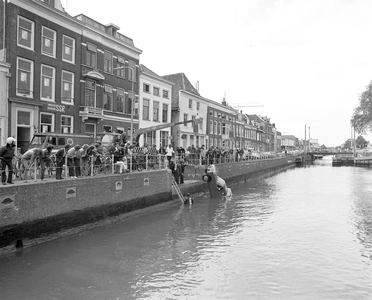 880848 Afbeelding van het takelen van een te water geraakte bestelauto ter hoogte van het pand van Jongerenvereniging ...